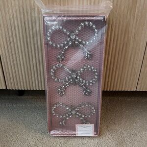 Cupcake & Cashmere Set of 6 Silver Bow Holiday Clips